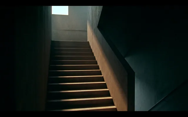 Gradini di una scala illuminati dalla luce del mattino
