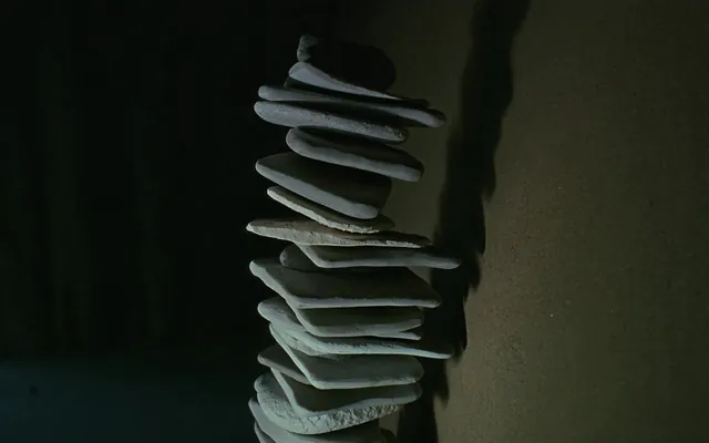 Colonna di sassi piatti impilati in equilibrio