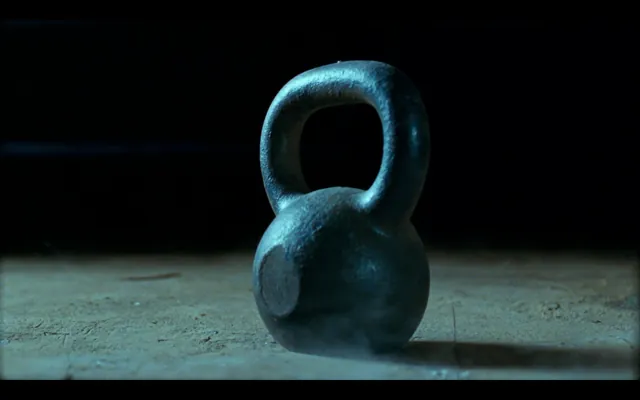Kettlebell in ghisa su pavimento di cemento