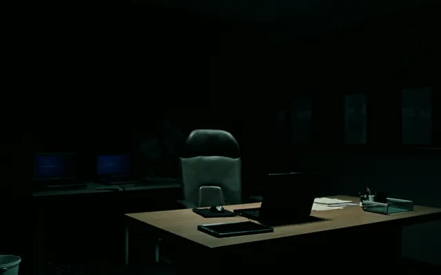Sedia da ufficio vuota davanti a una scrivania di notte