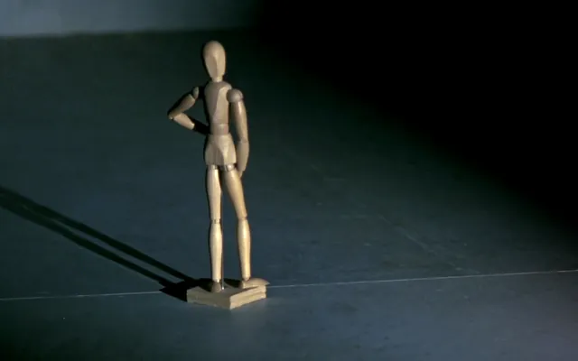 Manichino di legno da disegno visto di spalle